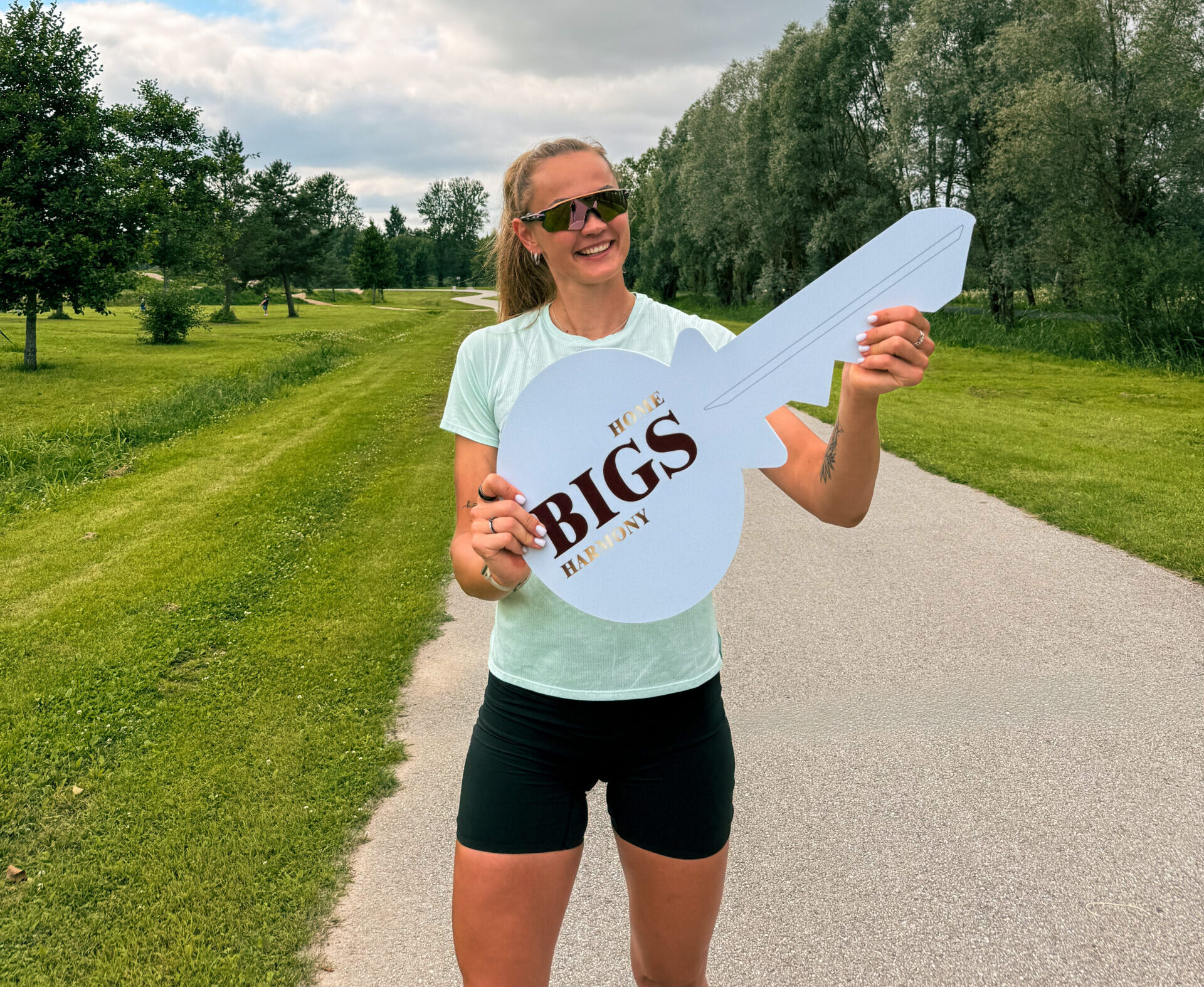 Laskesuusataja Susan Külm hoidmas BIGS H&H logoga võtit